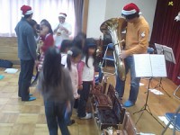 児童センターでのクリスマスコンサート 楽器をさわれる。。